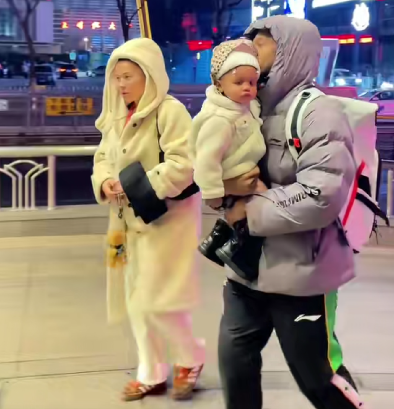 乐鱼体育官网-伤心！辽宁队小外援带着老婆、孩子默默地离开沈阳 无人送别