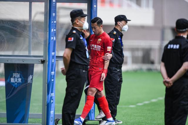 乐鱼体育官网-【红牌始末】徐新接受判罚海港忙安抚 就怕搞起人斗